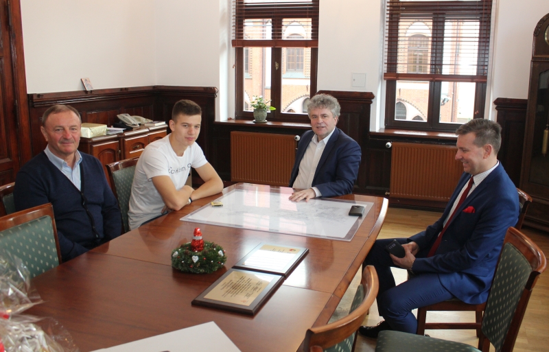 zuku_malecki_22_12_2017_u_bm_800px_06.jpg zuku_malecki_22_12_2017_u_bm_800px_06.jpg